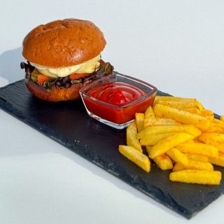 Говяжий бургер с фри