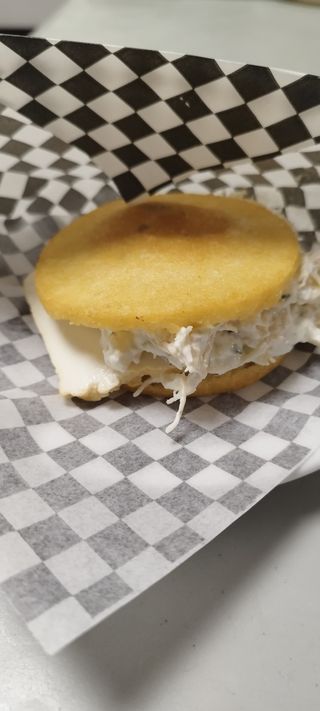 Arepas pollo pasta + queso fresco