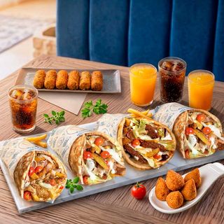 COMBO ESPARTA (4 PAX): 4 PITAS GYRO + 2 RACIONES CALIENTES + 4 BEBIDAS