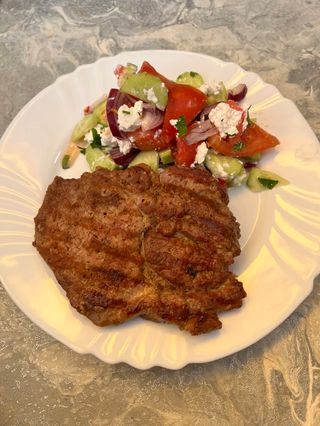 Свинска вратна пържола с гарнитура