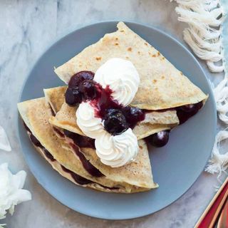 კრეპი კრემ ყველით და ალუბლის ჯემით