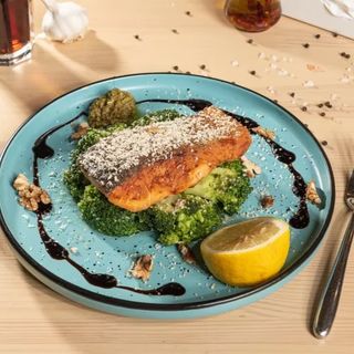 Somon la grill cu broccoli, sos mediteranian
