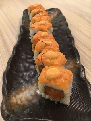 75. Uramaki hot roll (8 piezas)