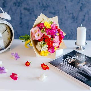 Buchet din 31 frezii in hartie naturala