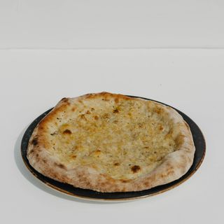 Focaccia cu parmezan, cimbrișor și ulei de măsline