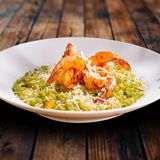 Risotto pesto cremos cu creveti la gratar 