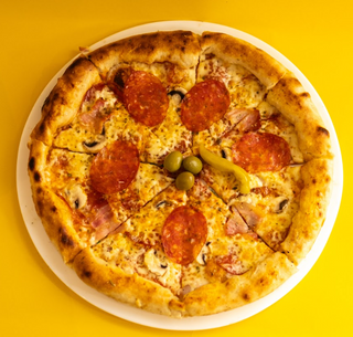 Pikant porodična pizza + 2x Ledeni čaj