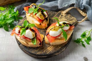 Брускетты Капрезе с соусом "Песто" (2 шт.)