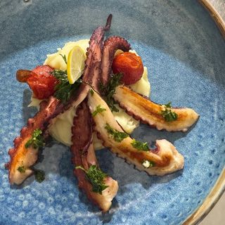 Tentacule de caracatiță cu piure de cartofi aromatizat