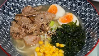 Ramen con maiale al barbecue