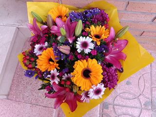 Ramo Variado Multicolor Con Flores De Temporada Pero Sin Rosas. Las Flores Pueden Variar.