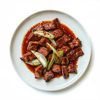 Carne suina con cipolle