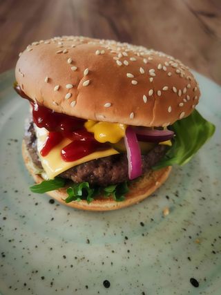 Cheese Bacon Burger (zestaw z frytkami)