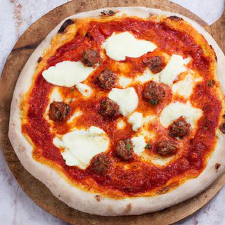 Pizza rossa salsiccia