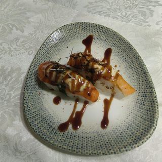 M6. Niguiri De Salmón Con Mayonesa Flameado (2 Pzs.)