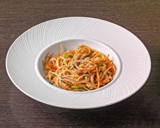 Noodles saltati con verdure di stagione e uova