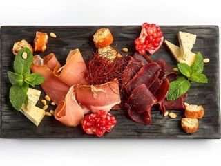 Добірка витриманих сирів і в’ялених делікатесів (150g)