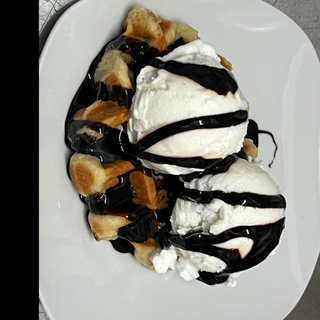 Gofre con helado y chocolate