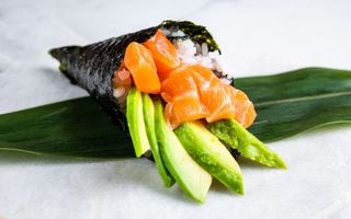 210.- Temaki De Salmón Con Aguacate