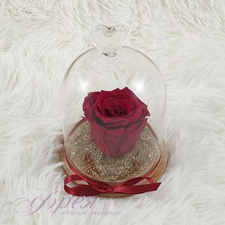 Вечна роза - червен цвят със златист пясък съд с топка