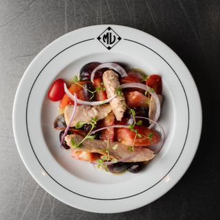 19 Amanida de ventresca amb tomàquet de temporada i ceba de Figueres