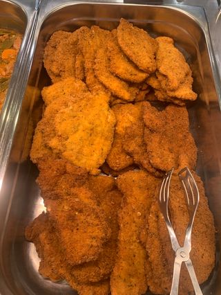 Bifes de Frango Panado. Com arroz, batatas e salada