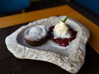 Шоколадний фондан з вишневим соусом та морозивом (120/50/50g)