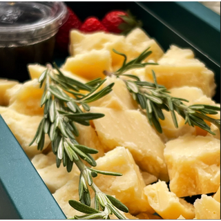 Rocas de parmesano con miel trufada