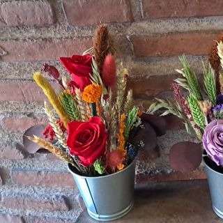 Centro pequeño de flor seca y preservada