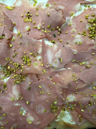 Stracciatella, mortadella e pistacchio