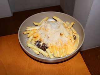 Фрі з беконом та соусом чедер (200g)