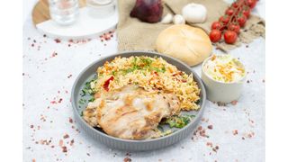 Pulpe de pui dezosate la gratar,orez cu legume,salata de varza alba,chifla