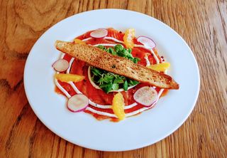 Di salmone marinato con insalatina e agrumi