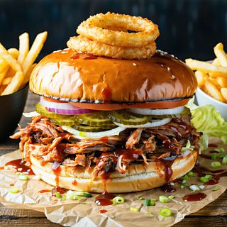 Burger z szarpaną wieprzowiną BBQ