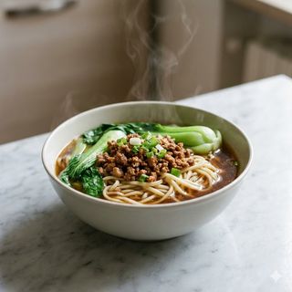 Ramen in brodo con verdure e carne tritati