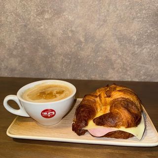 Desayuno Dulce Con Un Croissant De Jamón Y Queso