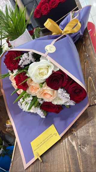 Bouquet De 25 fleurs Multi-Couleurs Avec Des Feuillages