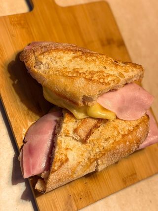Panino con prosciutto cotto, formaggio, pomodori e olio