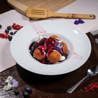 Papanasi biluțe cu smântână și dulceață de afine