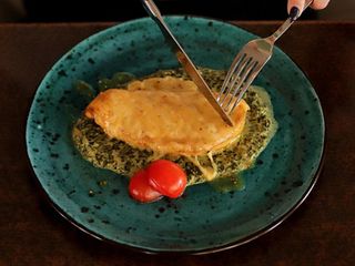 Куряча грудинка зі шпинатом під медово-гірчичним соусом 150/60г 