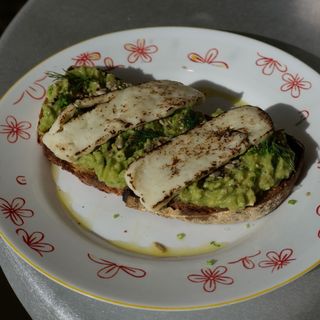 Tostada de aguacate y halloumi