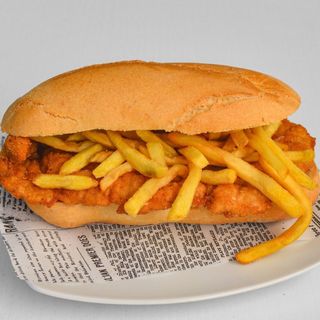 Panino cotoletta di pollo e patatine fritte