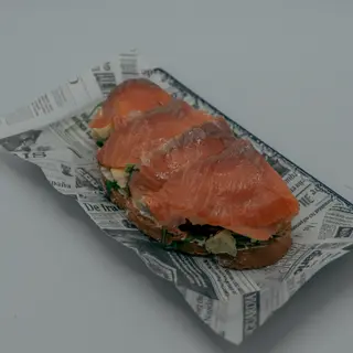Salmón ahumado con queso blanco y aguacate