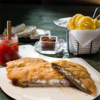 Cachopo XL asturiano de ternera relleno de cecina y queso de cabra para 2
