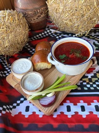 Борщ зі свининою з пампушками (300g)