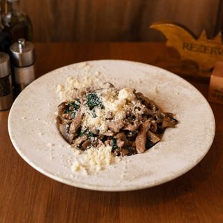 LINGUINE CU VITĂ & CIUPERCI DE PĂDURE 