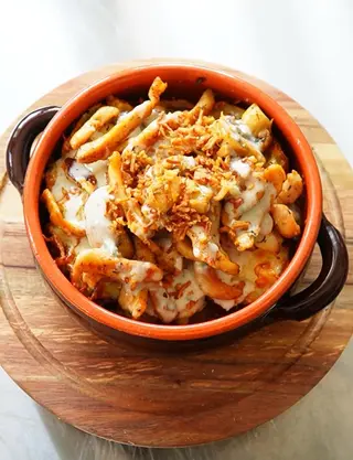 Cartof cu piept de pui, ciuperci și sos gorgonzola