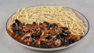 16.  Noodles mixed Fungus fried beef 木耳牛肉拌面
