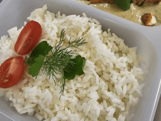 Panierowane polędwiczki drobiowe na sosie brokułowym, ryż, surówka