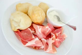 Tagliere pasta fritta, prosciutto crudo e stracchino